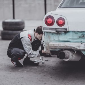 作業中に傷つけた車の修理代について